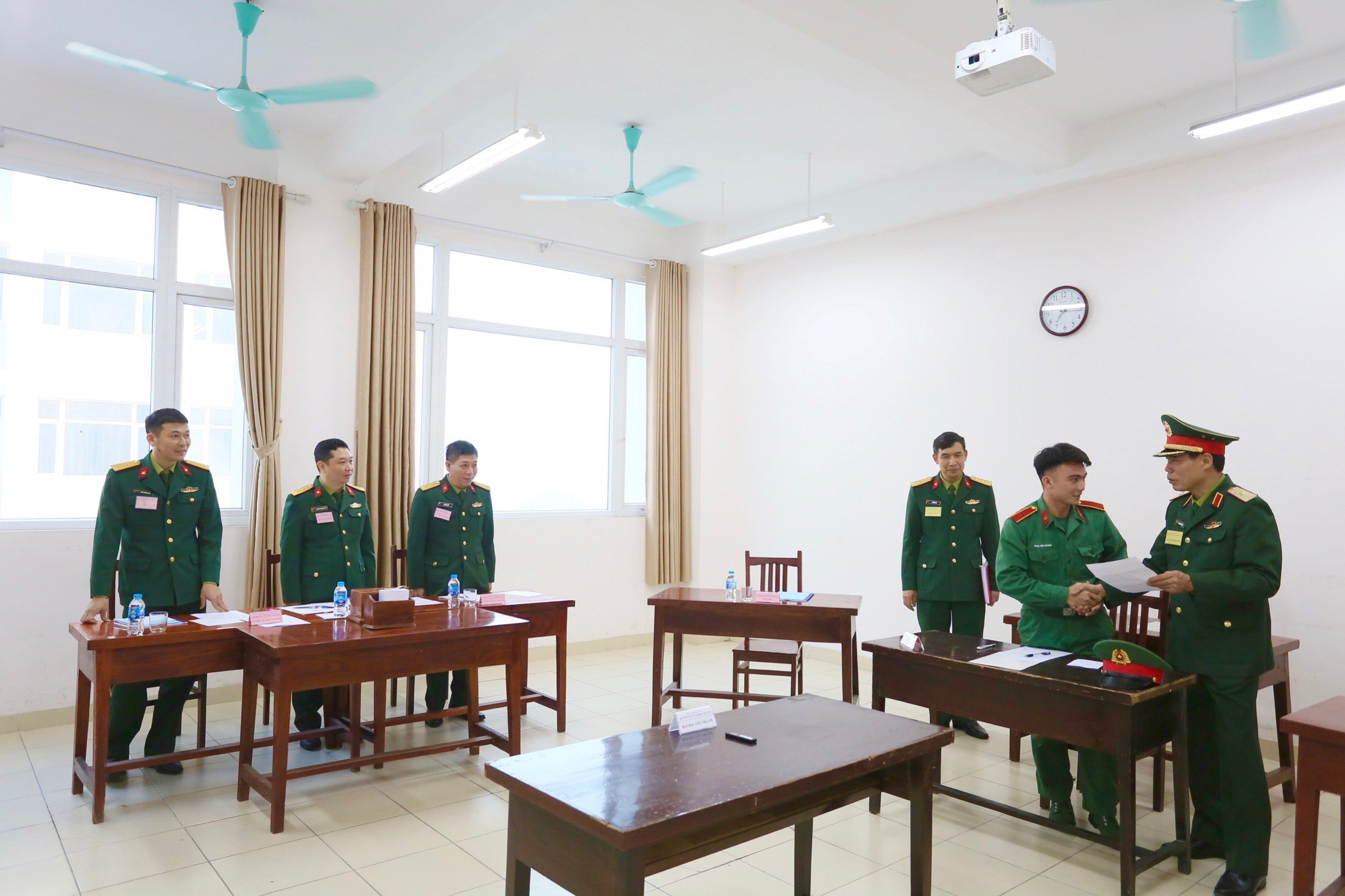 HỌC VIÊN KHÓA 25 ĐÀO TẠO SĨ QUAN HẬU CẦN CẤP PHÂN ĐỘI TRÌNH ĐỘ ĐẠI HỌC, CHUYÊN NGÀNH DOANH TRẠI - XÂY DỰNG DÂN DỤNG VÀ CÔNG NGHIỆP THI TỐT NGHIỆP  MÔN LÝ THUYẾT CHUYÊN NGÀNH