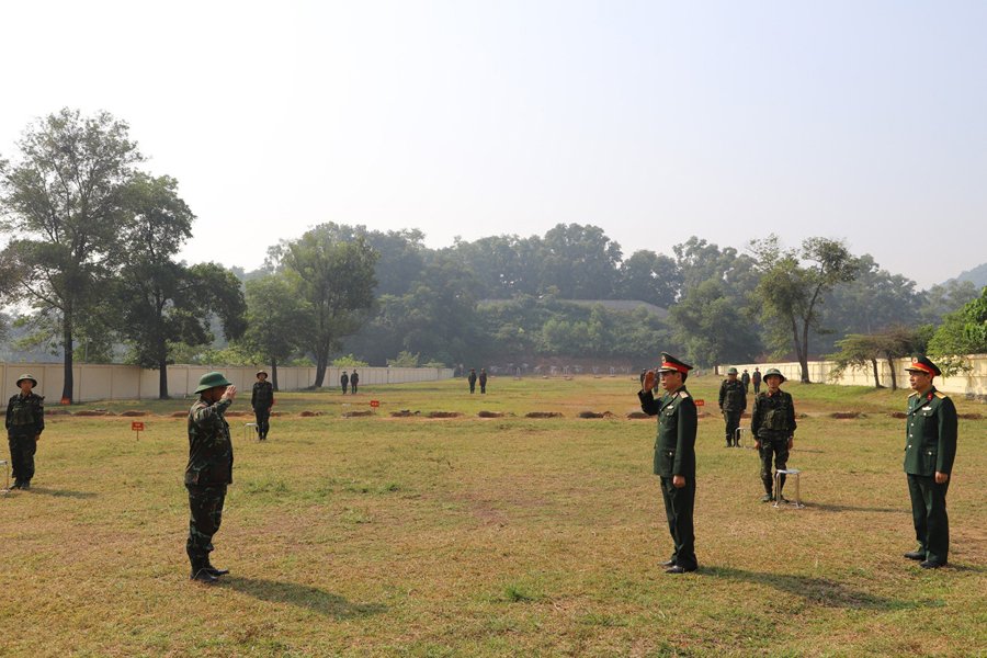 GIÁM ĐỐC HỌC VIỆN KIỂM TRA CÔNG TÁC ĐÓN SINH KHÓA 30 - TUYỂN NGUYỆN VỌNG BỔ SUNG VÀ ĐỘNG VIÊN HỌC VIÊN NĂM THỨ NHẤT KIỂM TRA BẮN SÚNG TIỂU LIÊN AK BÀI 1