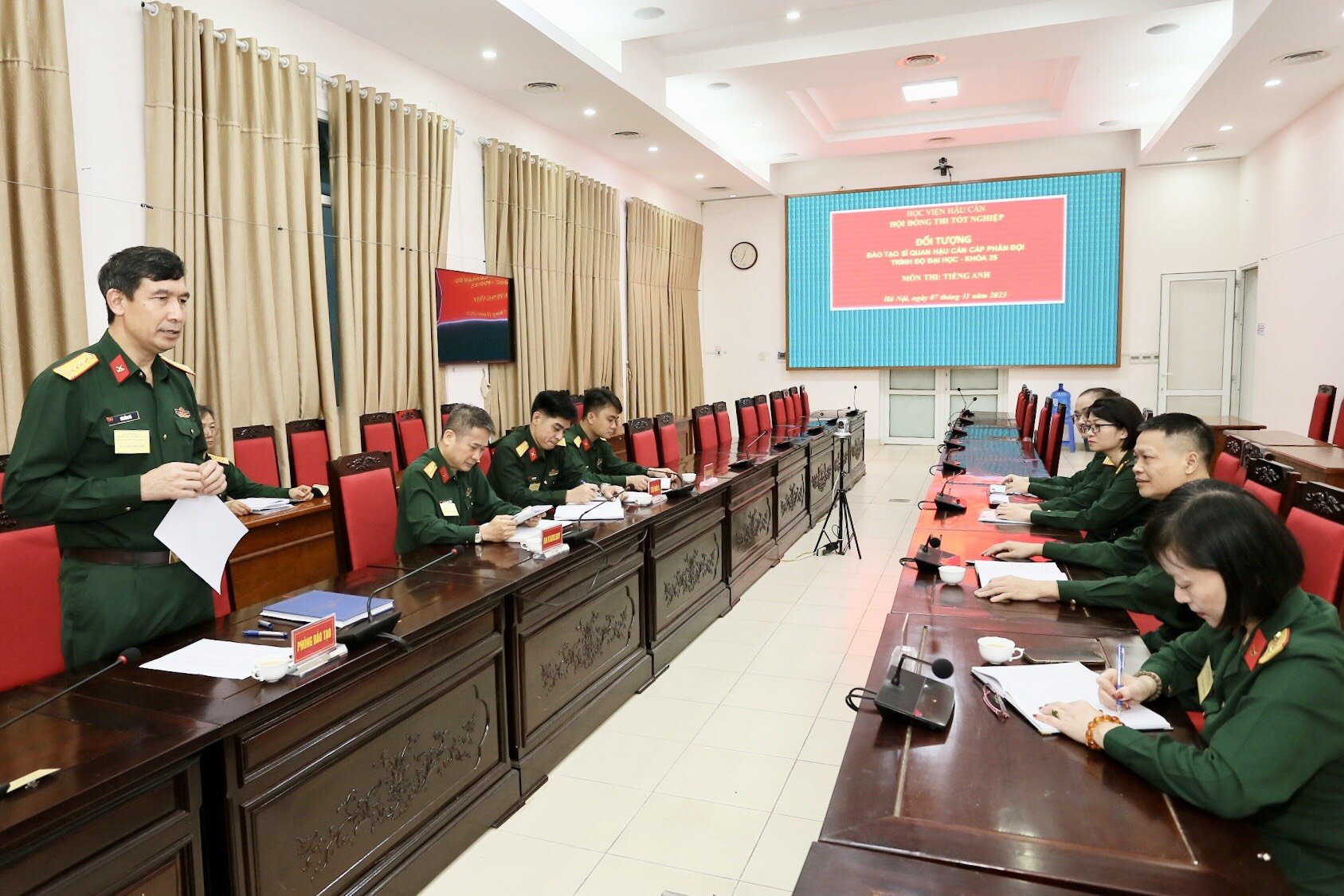 TỔ CHỨC THI TỐT NGHIỆP MÔN TIẾNG ANH CHO HỌC VIÊN KHÓA 25 ĐÀO TẠO SĨ QUAN HẬU CẦN CẤP PHÂN ĐỘI TRÌNH ĐỘ ĐẠI HỌC, CHUYÊN NGÀNH DOANH TRẠI - XÂY DỰNG DÂN DỤNG VÀ CÔNG NGHIỆP