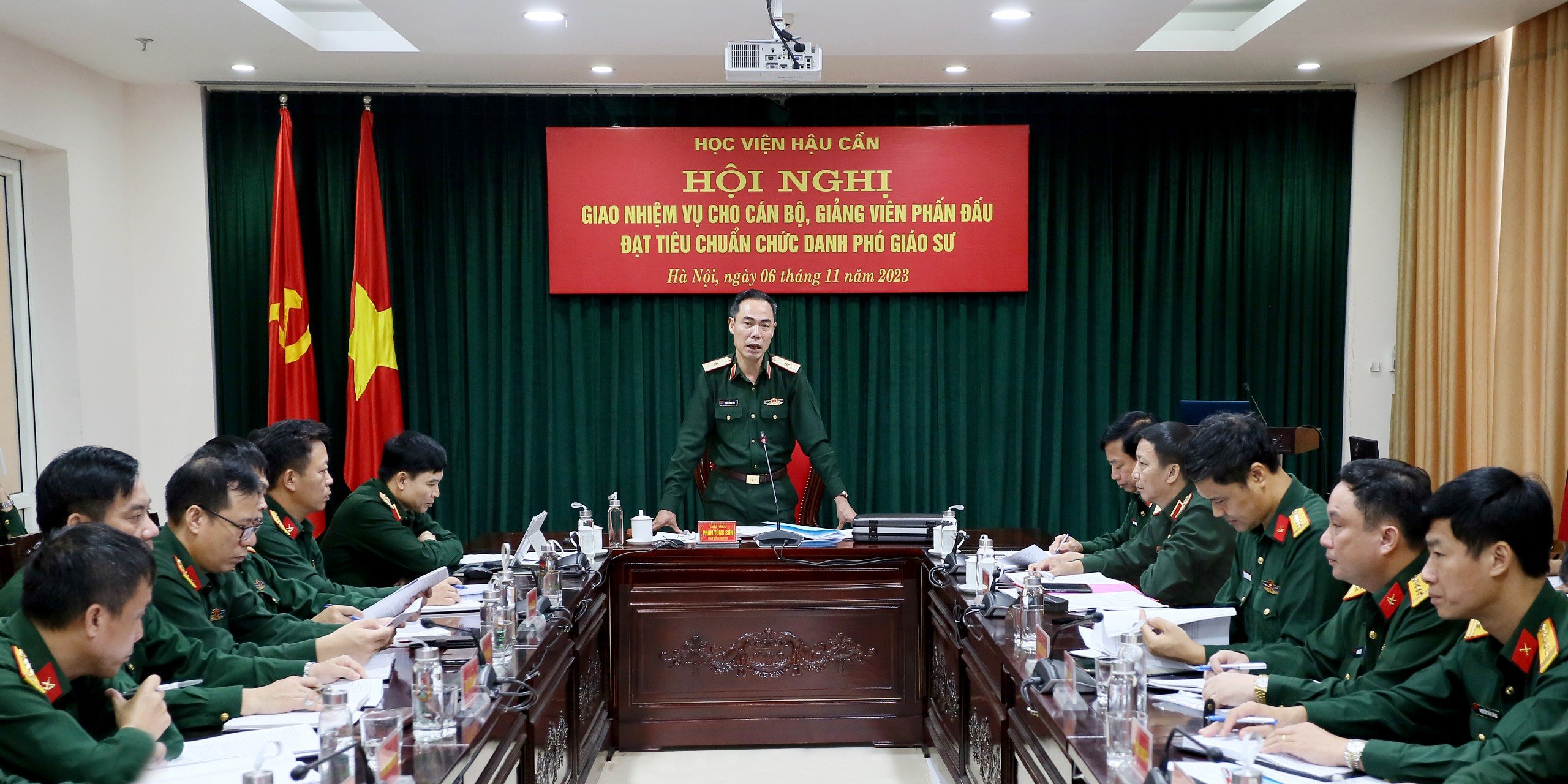 GIÁM ĐỐC HỌC VIỆN CHỦ TRÌ HỘI NGHỊ GIAO NHIỆM VỤ CHO  CÁN BỘ, GIẢNG VIÊN PHẤN ĐẤU ĐẠT TIÊU CHUẨN CHỨC DANH  PHÓ GIÁO SƯ VÀ CÁC THÀNH VIÊN BAN ĐỀ TÀI CẤP BỘ QUỐC PHÒNG