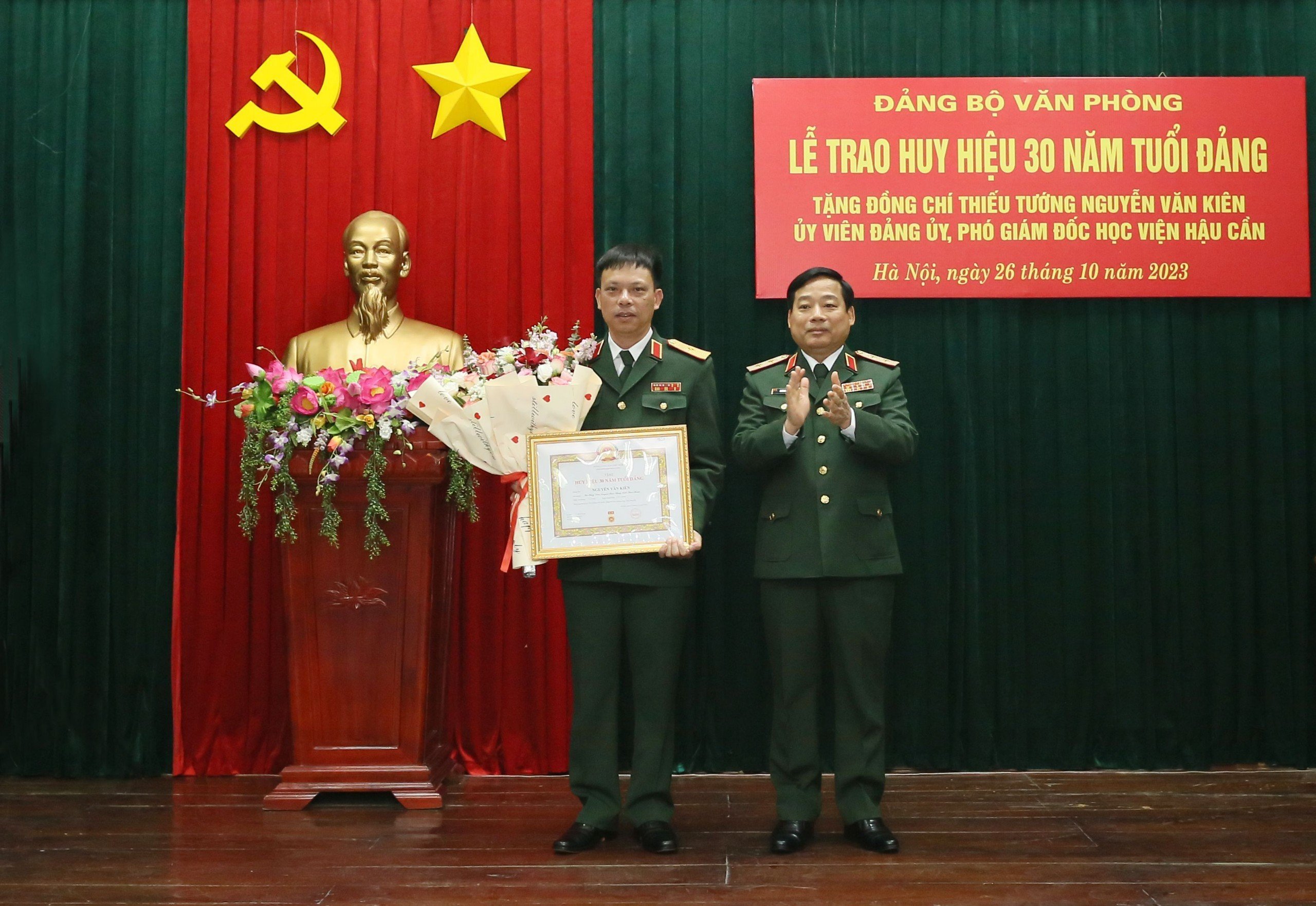 LỄ TRAO HUY HIỆU 30 NĂM TUỔI ĐẢNG  TẶNG THIẾU TƯỚNG NGUYỄN VĂN KIÊN, ỦY VIÊN ĐẢNG ỦY, PHÓ GIÁM ĐỐC HỌC VIỆN