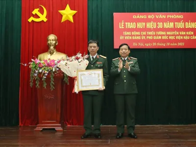 LỄ TRAO HUY HIỆU 30 NĂM TUỔI ĐẢNG  TẶNG THIẾU TƯỚNG NGUYỄN VĂN KIÊN, ỦY VIÊN ĐẢNG ỦY, PHÓ GIÁM ĐỐC HỌC VIỆN