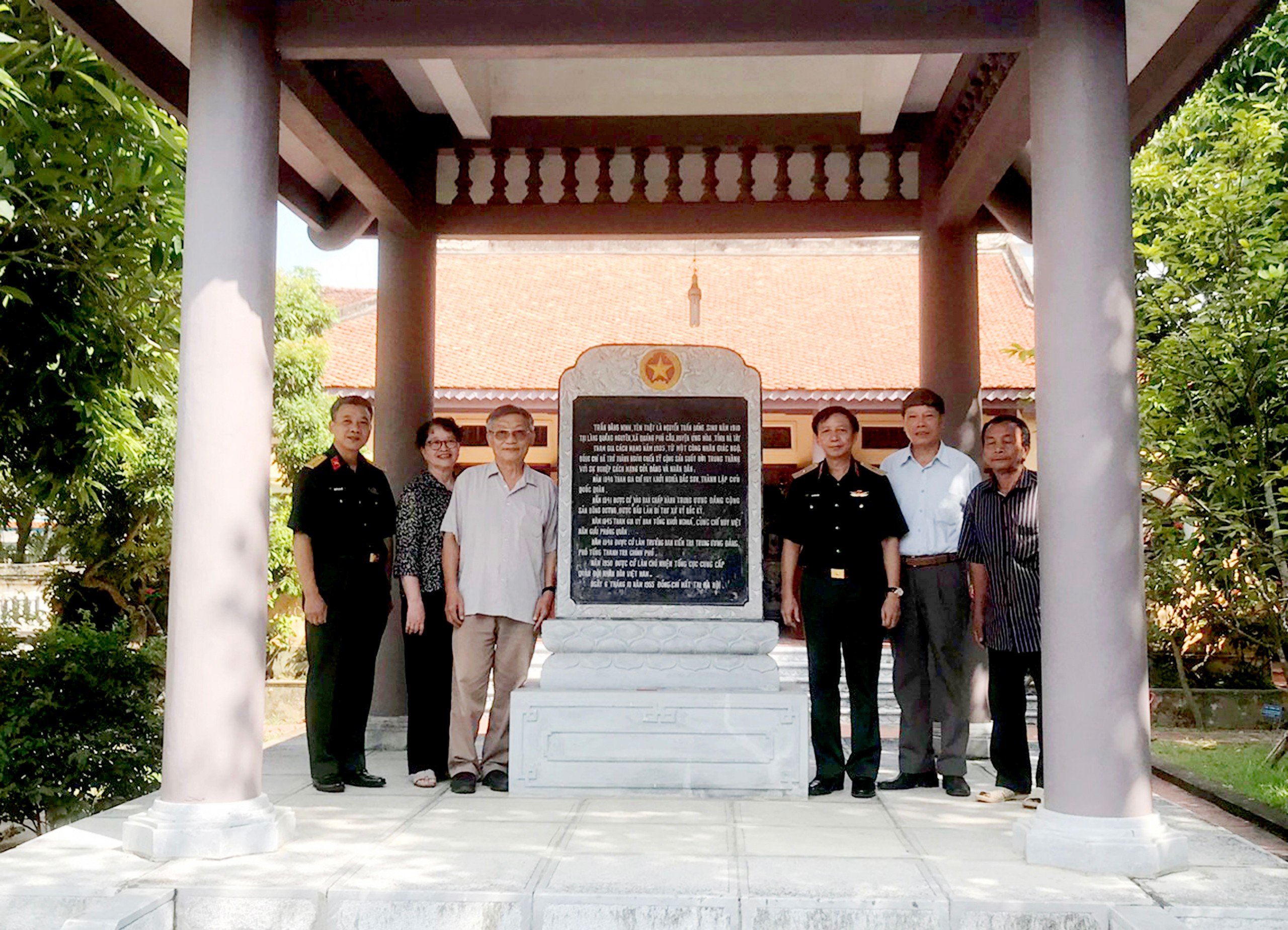 ĐOÀN CÁN BỘ HỌC VIỆN HẬU CẦN THẮP HƯƠNG TƯỞNG NIỆM ĐỒNG CHÍ TRẦN ĐĂNG NINH