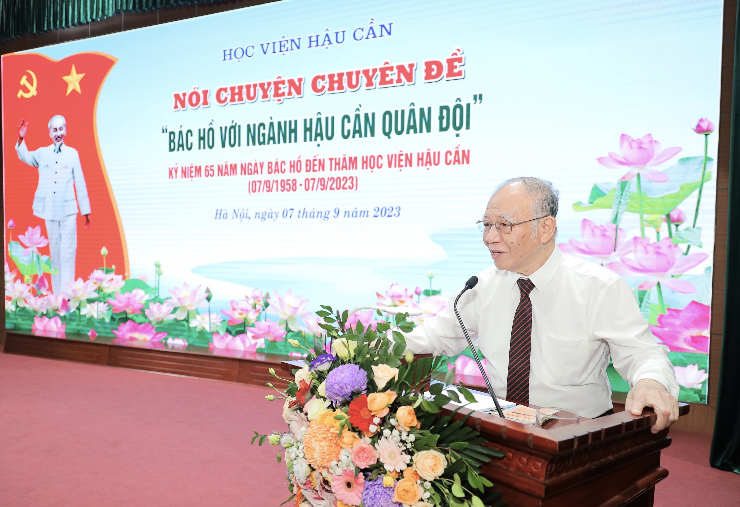 HỌC VIỆN HẬU CẦN TỔ CHỨC DÂNG HƯƠNG TƯỞNG NIỆM CHỦ TỊCH HỒ CHÍ MINH VÀ NÓI CHUYỆN CHUYÊN ĐỀ