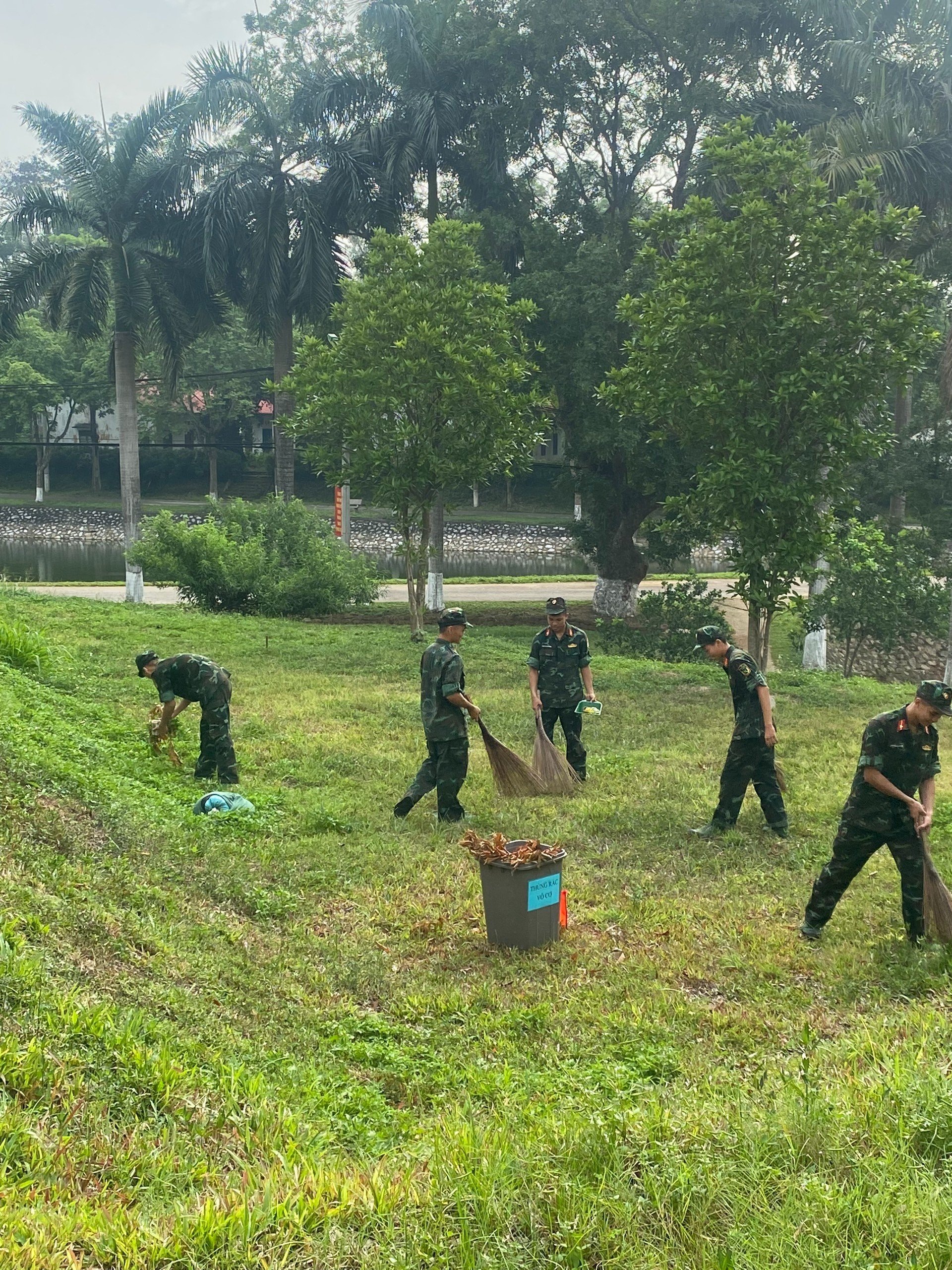 TIỂU ĐOÀN 1 RA QUÂN DỌN DẸP VỆ SINH ĐƠN VỊ HƯỞNG ỨNG NGÀY QUỐC TẾ ĐA DẠNG SINH HỌC, NGÀY MÔI TRƯỜNG, NGÀY ĐẠI DƯƠNG THẾ GIỚI NĂM 2023