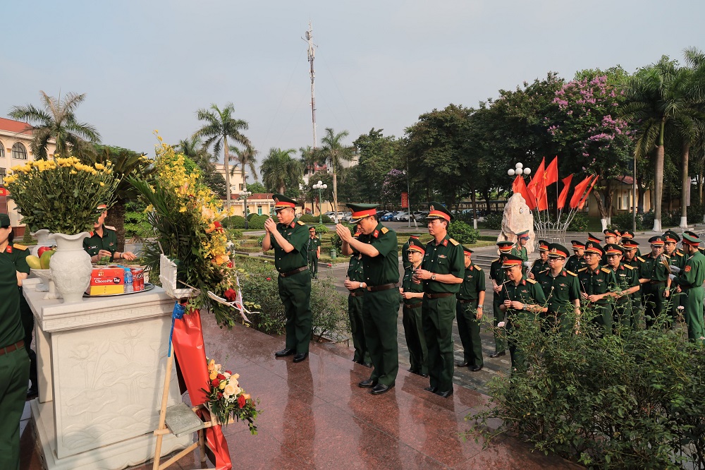 HỌC VIỆN HẬU CẦN DÂNG HƯƠNG KỶ NIỆM 133 NĂM  NGÀY SINH CHỦ TỊCH HỒ CHÍ MINH