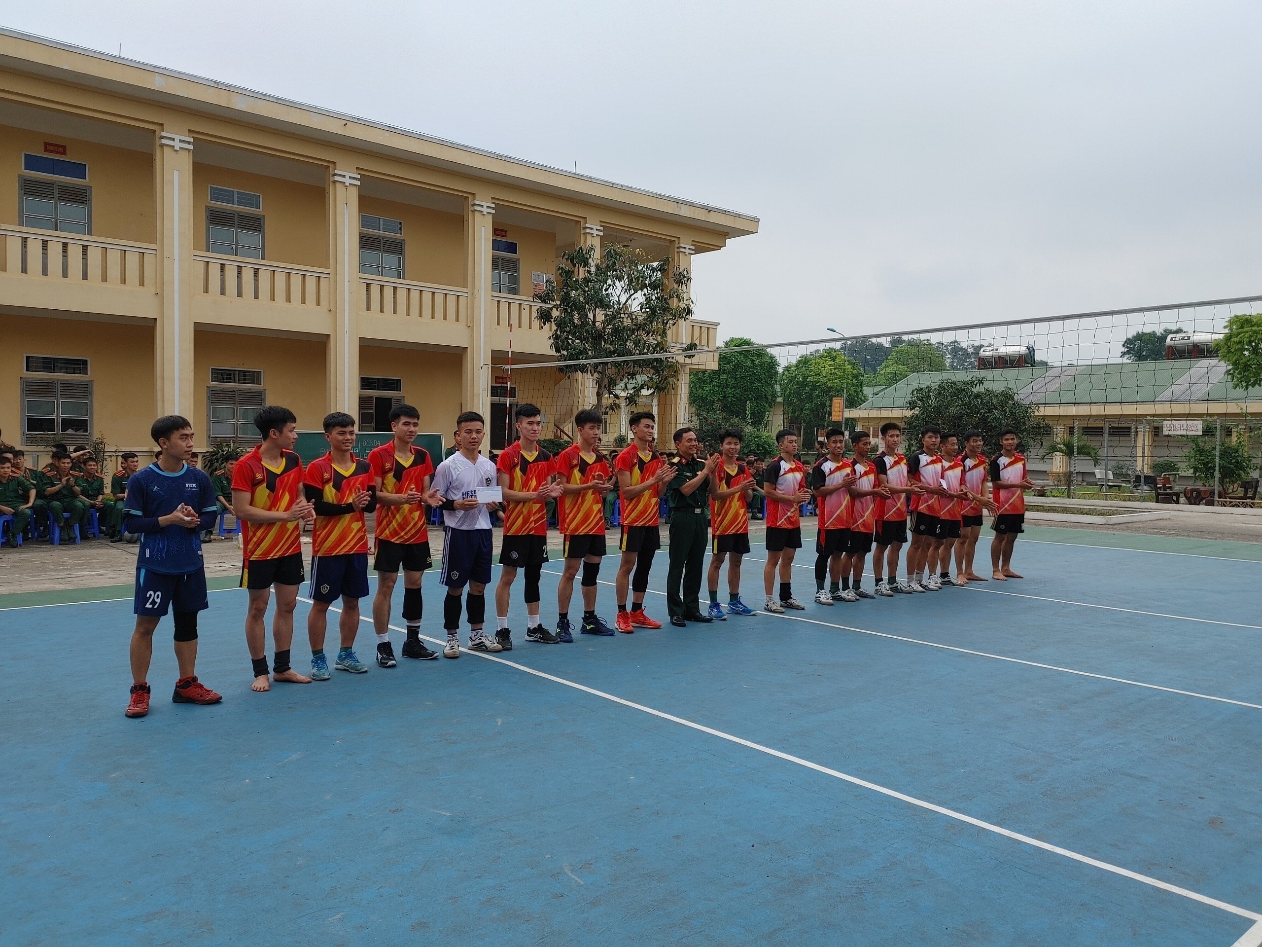 ĐOÀN CƠ SỞ TIỂU ĐOÀN 1 VÀ TIỂU ĐOÀN 4 THI ĐẤU GIAO HỮU BÓNG CHUYỀN CHÀO MỪNG NGÀY GIỖ TỔ HÙNG VƯƠNG (10/3), NGÀY GIẢI PHÓNG MIỀN NAM, THỐNG NHẤT ĐẤT NƯỚC (30/4) VÀ NGÀY QUỐC TẾ LAO ĐỘNG (01/5)