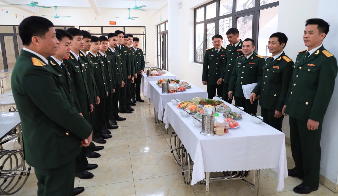 SĨ QUAN HẬU CẦN TƯƠNG LAI TRỔ TÀI NẤU CỖ NGÀY TẾT