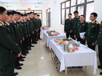 SĨ QUAN HẬU CẦN TƯƠNG LAI TRỔ TÀI NẤU CỖ NGÀY TẾT