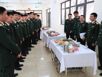 SĨ QUAN HẬU CẦN TƯƠNG LAI TRỔ TÀI NẤU CỖ NGÀY TẾT