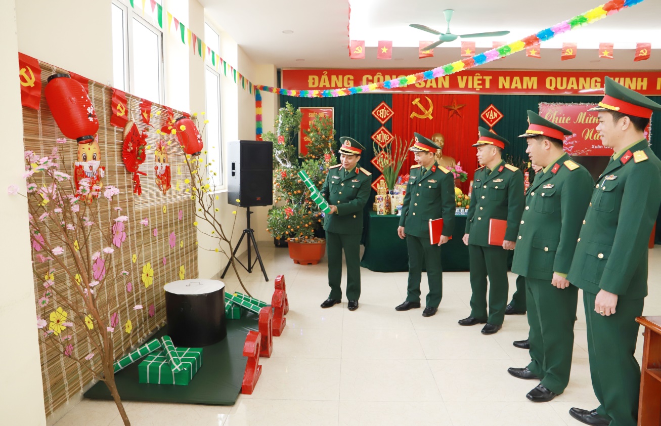 HỌC VIỆN HẬU CẦN KIỂM TRA, CHẤM ĐIỂM HOẠT ĐỘNG TRANG TRÍ  ĐÓN TẾT NGUYÊN ĐÁN QÚY MÃO 2023