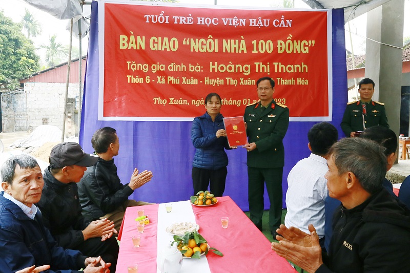 HỌC VIỆN HẬU CẦN BÀN GIAO “NGÔI NHÀ 100 ĐỒNG” TẶNG GIA ĐÌNH BÀ HOÀNG THỊ THANH