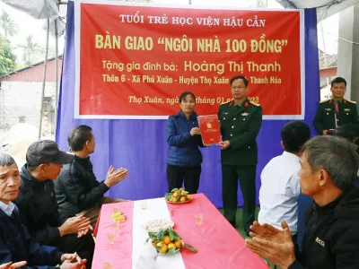 HỌC VIỆN HẬU CẦN BÀN GIAO “NGÔI NHÀ 100 ĐỒNG” TẶNG GIA ĐÌNH BÀ HOÀNG THỊ THANH