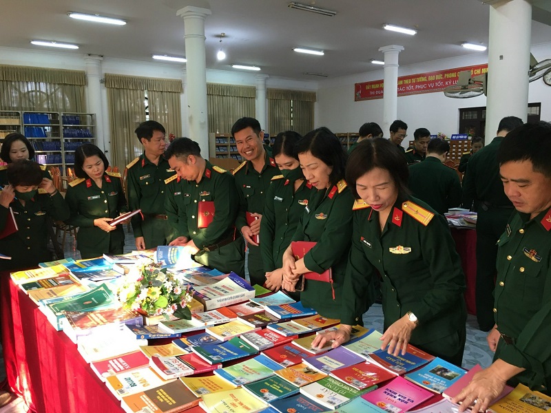 CÁN BỘ, NHÂN VIÊN PHÒNG ĐÀO TẠO HƯỞNG ỨNG NGÀY PHÁP LUẬT VIỆT NAM