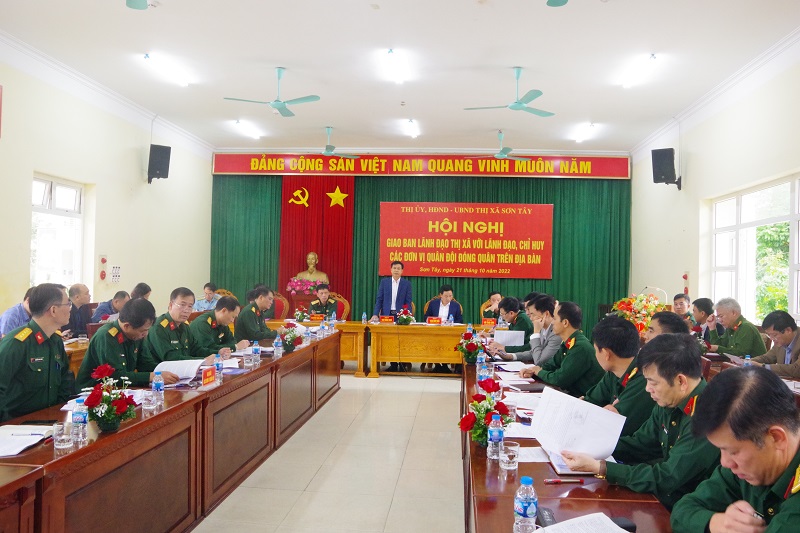 LÃNH ĐẠO THỊ XÃ SƠN TÂY GIAO BAN VỚI LÃNH ĐẠO, CHỈ HUY CÁC ĐƠN VỊ ĐÓNG QUÂN TRÊN ĐỊA BÀN