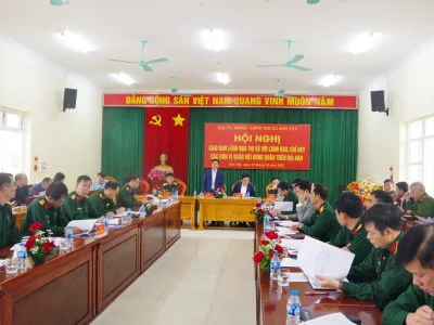LÃNH ĐẠO THỊ XÃ SƠN TÂY GIAO BAN VỚI LÃNH ĐẠO, CHỈ HUY CÁC ĐƠN VỊ ĐÓNG QUÂN TRÊN ĐỊA BÀN