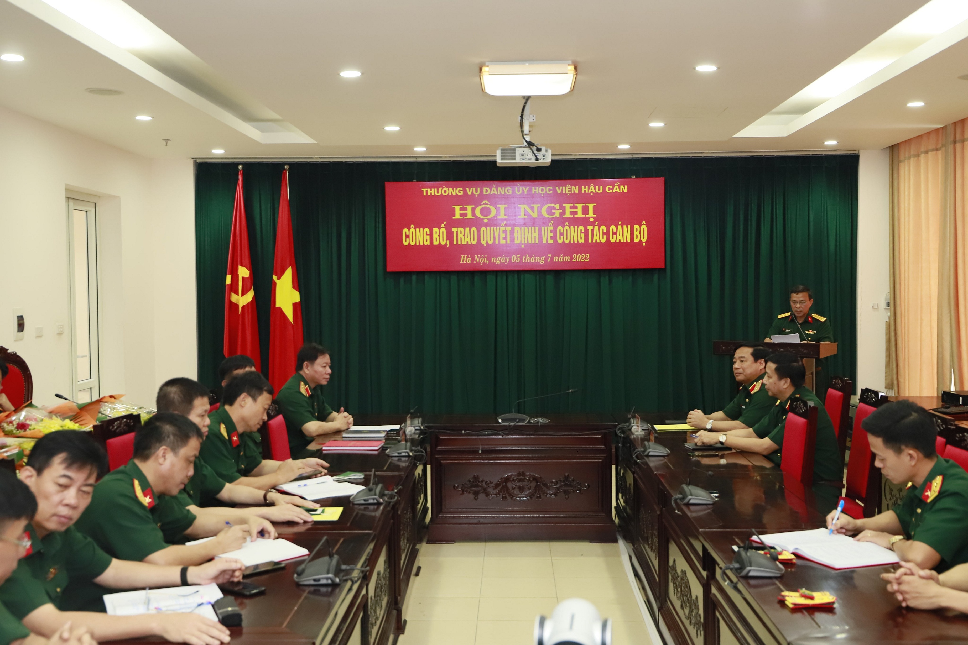 THƯỜNG VỤ ĐẢNG ỦY HỌC VIỆN HẬU CẦN TRAO CÁC QUYẾT ĐỊNH VỀ CÔNG TÁC CÁN BỘ