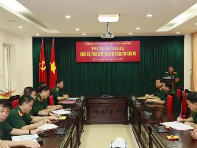 THƯỜNG VỤ ĐẢNG ỦY HỌC VIỆN HẬU CẦN TRAO CÁC QUYẾT ĐỊNH VỀ CÔNG TÁC CÁN BỘ