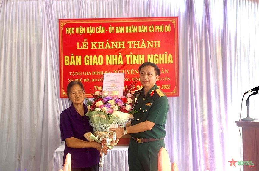 HỌC VIỆN HẬU CẦN TRAO NHÀ TÌNH NGHĨA TẶNG GIA ĐÌNH CHÍNH SÁCH