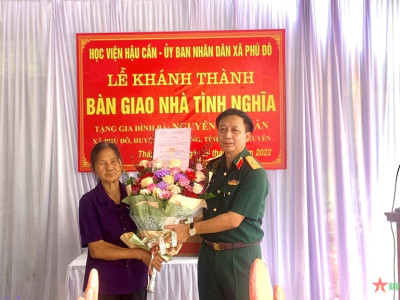 HỌC VIỆN HẬU CẦN TRAO NHÀ TÌNH NGHĨA TẶNG GIA ĐÌNH CHÍNH SÁCH