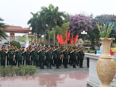 LÃNH ĐẠO, CHỈ HUY HỌC VIỆN DÂNG HƯƠNG, DÂNG HOA TƯỞNG NHỚ NGÀY SINH CHỦ TỊCH HỒ CHÍ MINH