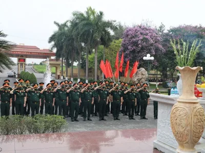 LÃNH ĐẠO, CHỈ HUY HỌC VIỆN DÂNG HƯƠNG, DÂNG HOA TƯỞNG NHỚ NGÀY SINH CHỦ TỊCH HỒ CHÍ MINH