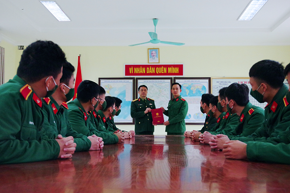 HỌC VIỆN HẬU CẦN TRAO QUYẾT ĐỊNH TẶNG NGÔI NHÀ 100 ĐỒNG CHO QUÂN NHÂN