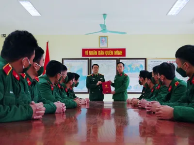 HỌC VIỆN HẬU CẦN TRAO QUYẾT ĐỊNH TẶNG NGÔI NHÀ 100 ĐỒNG CHO QUÂN NHÂN