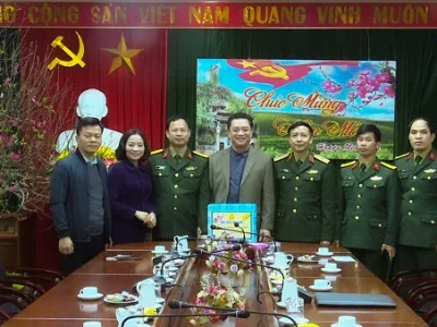 HỌC VIỆN HẬU CẦN TRAO TẶNG ỦNG HỘ QUỸ VÌ NGƯỜI NGHÈO CỦA HUYỆN VÀ TRAO QUÀ TẾT TẠI XÃ YÊN ĐỔ