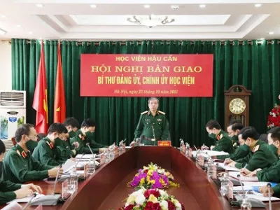 BÀN GIAO CHỨC TRÁCH, NHIỆM VỤ BÍ THƯ ĐẢNG ỦY, CHÍNH ỦY HỌC VIỆN HẬU CẦN