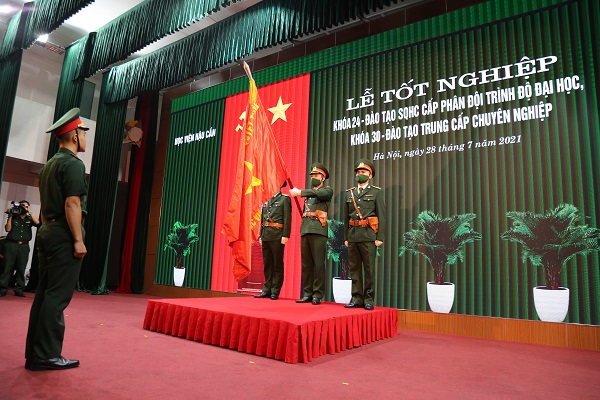 LỄ TỐT NGHIỆP CÁC KHÓA ĐÀO TẠO SĨ QUAN HẬU CẦN CẤP PHÂN ĐỘI VÀ TRUNG CẤP CHUYÊN NGHIỆP