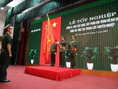 LỄ TỐT NGHIỆP CÁC KHÓA ĐÀO TẠO SĨ QUAN HẬU CẦN CẤP PHÂN ĐỘI VÀ TRUNG CẤP CHUYÊN NGHIỆP