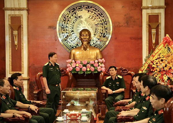 ĐOÀN CÔNG TÁC TỔNG CỤC HẬU CẦN CHÚC MỪNG HỌC VIỆN HẬU CẦN