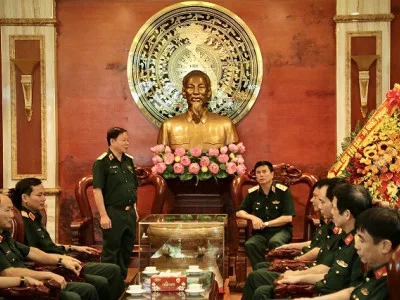 ĐOÀN CÔNG TÁC TỔNG CỤC HẬU CẦN CHÚC MỪNG HỌC VIỆN HẬU CẦN