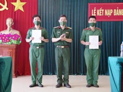 CÁC CHI BỘ THUỘC ĐẢNG BỘ TIỂU ĐOÀN 1 KẾT NẠP ĐẢNG VIÊN ĐỢT ĐẦU CỦA KHÓA HỌC