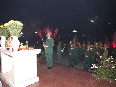 THỦ TRƯỞNG HỌC VIỆN CHÚC TẾT ĐÊM GIAO THỪA