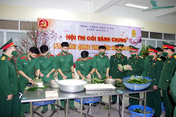 SĨ QUAN HẬU CẦN TƯƠNG LAI TRỔ TÀI GÓI BÁNH CHƯNG NGÀY TẾT