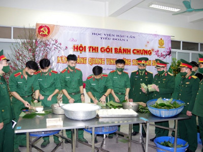 SĨ QUAN HẬU CẦN TƯƠNG LAI TRỔ TÀI GÓI BÁNH CHƯNG NGÀY TẾT