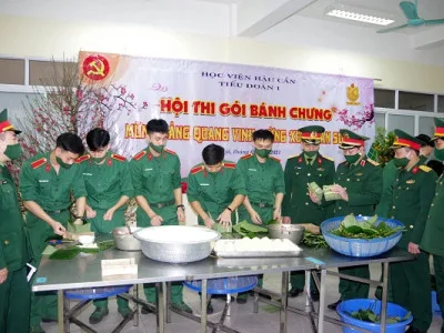 SĨ QUAN HẬU CẦN TƯƠNG LAI TRỔ TÀI GÓI BÁNH CHƯNG NGÀY TẾT