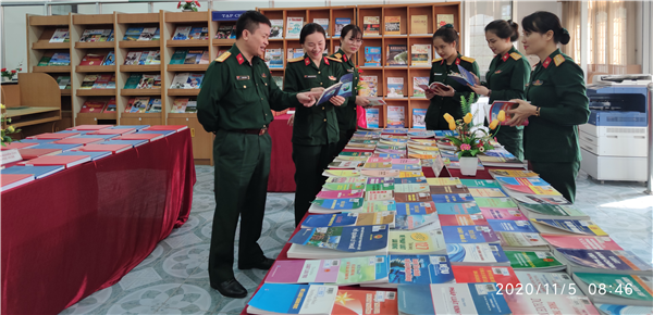 PHÒNG THÔNG TIN KHOA HỌC QUÂN SỰ TỔ CHỨC TRƯNG BÀY SÁCH HƯỞNG ỨNG NGÀY PHÁP LUẬT VIỆT NAM VÀ CHÀO MỪNG NGÀY NHÀ GIÁO VIỆT NAM
