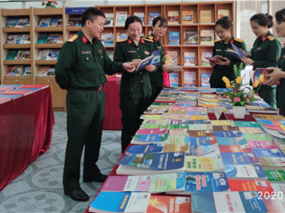 PHÒNG THÔNG TIN KHOA HỌC QUÂN SỰ TỔ CHỨC TRƯNG BÀY SÁCH HƯỞNG ỨNG NGÀY PHÁP LUẬT VIỆT NAM VÀ CHÀO MỪNG NGÀY NHÀ GIÁO VIỆT NAM