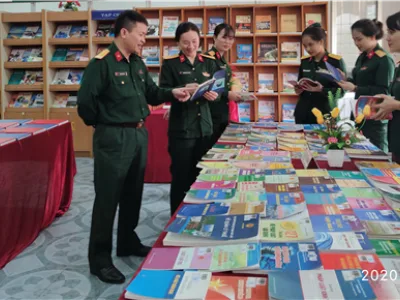 PHÒNG THÔNG TIN KHOA HỌC QUÂN SỰ TỔ CHỨC TRƯNG BÀY SÁCH HƯỞNG ỨNG NGÀY PHÁP LUẬT VIỆT NAM VÀ CHÀO MỪNG NGÀY NHÀ GIÁO VIỆT NAM