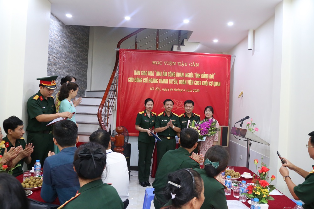 HỌC VIỆN HẬU CẦN TRAO NHÀ “MÁI ẤM CÔNG ĐOÀN, NGHĨA TÌNH ĐỒNG ĐỘI”