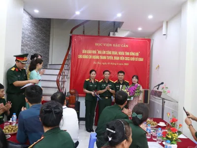 HỌC VIỆN HẬU CẦN TRAO NHÀ “MÁI ẤM CÔNG ĐOÀN, NGHĨA TÌNH ĐỒNG ĐỘI”