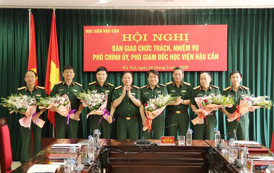 BÀN GIAO CHỨC TRÁCH, NHIỆM VỤ PHÓ CHÍNH ỦY, PHÓ GIÁM ĐỐC HỌC VIỆN HẬU CẦN
