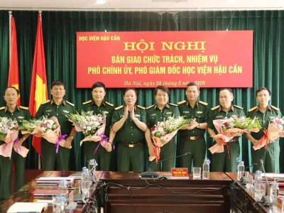 BÀN GIAO CHỨC TRÁCH, NHIỆM VỤ PHÓ CHÍNH ỦY, PHÓ GIÁM ĐỐC HỌC VIỆN HẬU CẦN