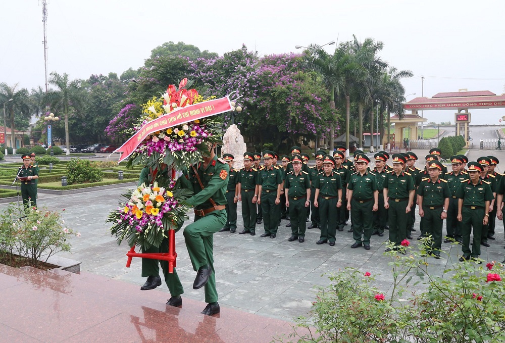 HỌC VIỆN HẬU CẦN TỔ CHỨC DÂNG HƯƠNG, TRỒNG CÂY XANH NHÂN KỶ NIỆM 130 NGÀY SINH CHỦ TỊCH HỒ CHÍ MINH