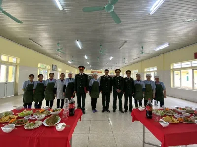 RỘN RÀNG HỘI THI GÓI BÁNH CHƯNG VÀ MÂM CỖ NGÀY TẾT