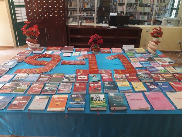 Thư viện Học viện Hậu cần tổ chức trưng bày sách hưởng ứng Ngày Pháp luật Việt Nam, chào mừng kỷ niệm 75 năm Ngày thành lập Quân đội nhân dân Việt Nam
