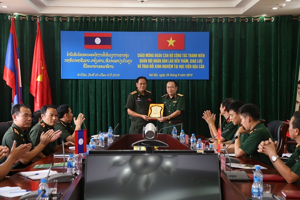 ĐOÀN CÁN BỘ CÔNG TÁC THANH NIÊN QUÂN ĐỘI NHÂN DÂN LÀO THĂM, GIAO LƯU TẠI HỌC VIỆN HẬU CẦN